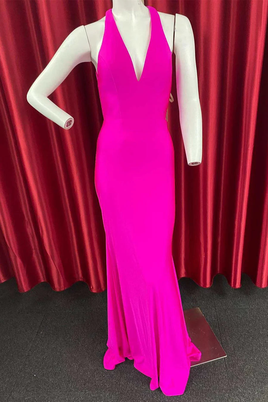 Vestido de fiesta largo con espalda abierta y cuello halter